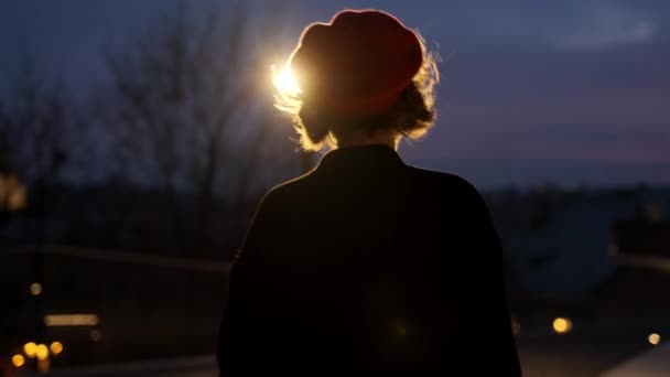 Crepúsculo. Mujer joven caminando por la calle. Imagen romántica de la mujer. — Vídeos de Stock