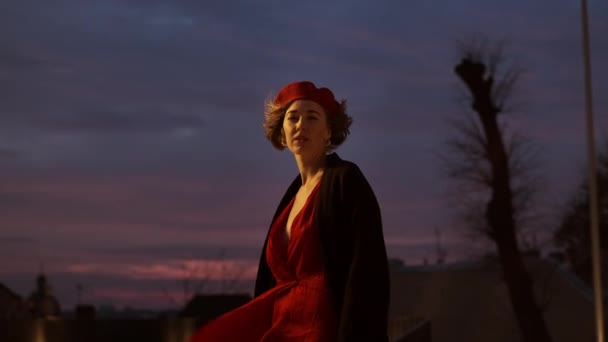 Verzweifelte Frau. Porträt einer verführerischen jungen Frau am Himmelshintergrund in der Abenddämmerung. — Stockvideo