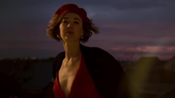 Wanita yang putus asa. (Inggris) Portrait Of Seductive Young Woman On Sky Background at Dusk. — Stok Video