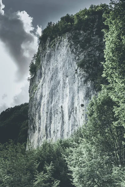 登山者のための垂直の崖 — ストック写真