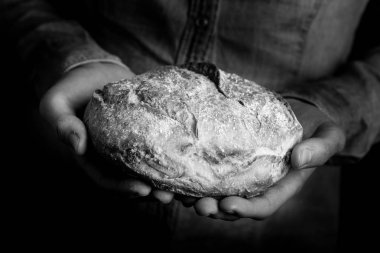 bir adam elinde ekmek