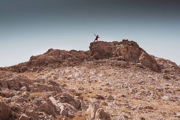 Insan Yalnız Bir Kayalık Çölde Yürüyüş Keşfetmek Özgürlük Macera Yaşam — Stok fotoğraf