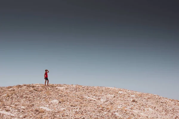 Insan Yalnız Bir Kayalık Çölde Yürüyüş Keşfetmek Özgürlük Macera Yaşam — Stok fotoğraf