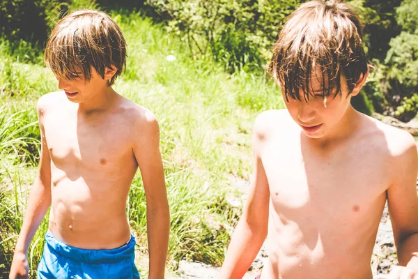 年幼的男孩在小河边玩耍 户外夏季活动 — 图库照片