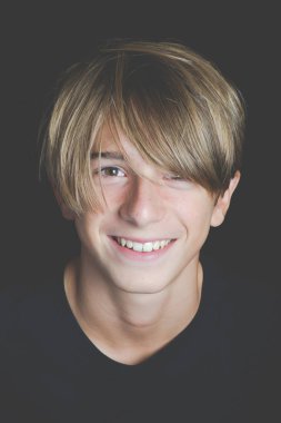 Genç yakışıklı adam headshot - mutlu özgürlük yaşam tarzı - çocuk karanlık ruh hali üzerinde gülümseyen kavramını göz filtre.