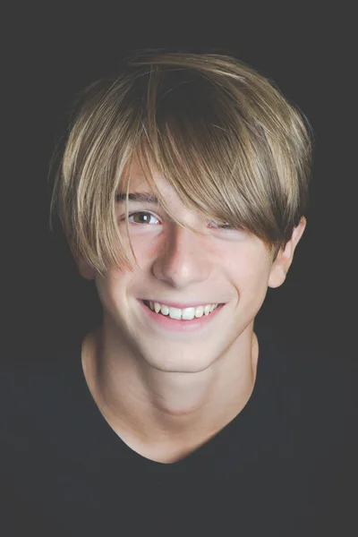 Genç Yakışıklı Adam Headshot Mutlu Özgürlük Yaşam Tarzı Çocuk Karanlık — Stok fotoğraf