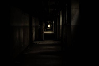 terk edilmiş bir binada korku tüneli