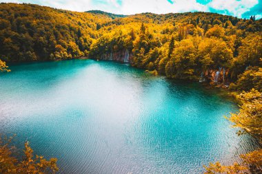 güzel göl manzara sonbahar sezonu - Plitvice Lakes - Hırvatistan seyahat hedef