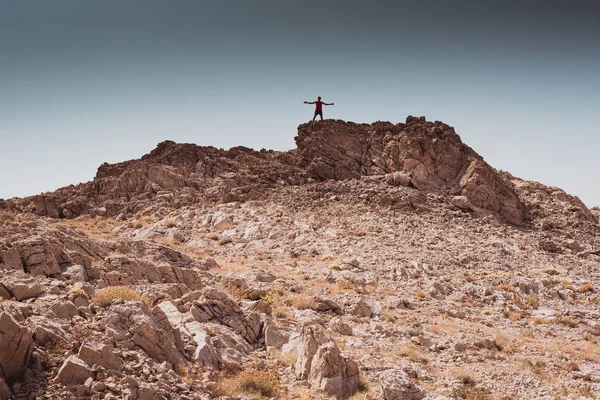 Дослідження Самотня Людина Йде Скелястій Пустелі Свобода Пригоди Спосіб Життя — стокове фото