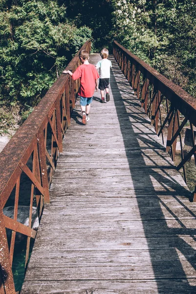 Bambini Piccoli Amici Sul Ponte Connessioni Sensoriali — Foto Stock