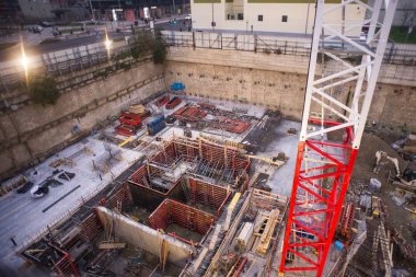 Milan, İtalya - Aralık 23,2018: inşaat alanında yeni gökdelenin Unipol Merkez Porta Garibaldi District, Piazza Gae Aulenti Mca Mario Cucinella mimarlar tarafından tasarlanmış. Alt yapı sahne.