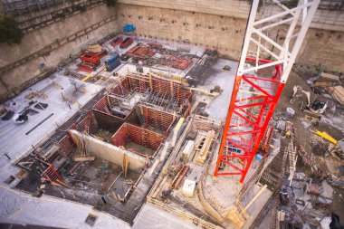 Milan, İtalya - Aralık 23,2018: inşaat alanında yeni gökdelenin Unipol Merkez Porta Garibaldi District, Piazza Gae Aulenti Mca Mario Cucinella mimarlar tarafından tasarlanmış. Alt yapı sahne.