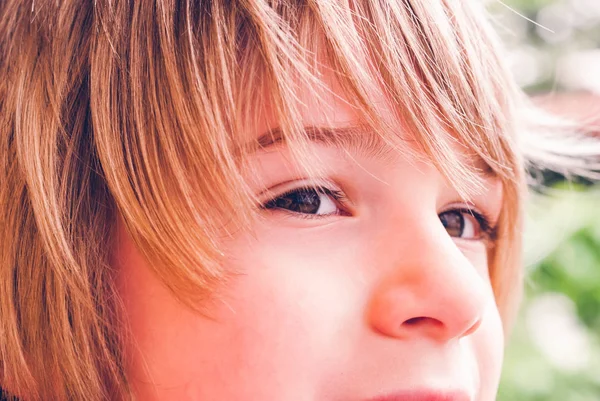Küçük Çocuk Kurnaz Yüz Ifadesi Açık Duyusal Bağlantıları — Stok fotoğraf