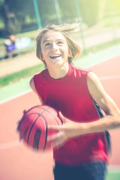 快乐的青少年在春季或夏季玩篮球户外运动的青少年生活方式概念 — 图库照片
