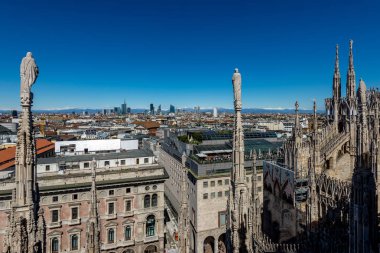 Milan, İtalya - Ocak 2018 yaklaşık: Panoramik terasından Duomo çatı ile Porta Garibaldi finans bölgesine arka planda adaylığı fo 2026 olimyc oyunlarda şehirdir.