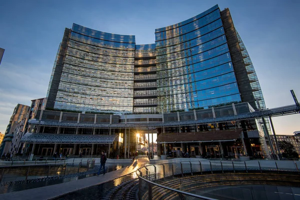 Milan, İtalya - Ocak 2018 yaklaşık: bina, finalcial district, Porta Garibaldi, Piazza Gae Aulenti modern şehir 2026 Olimpiyatları adaylığı mevcuttur.