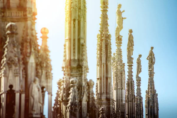 Detalhe Torre Milão Duomo Dia Ensolarado Céu Azul Itália Cidade — Fotografia de Stock