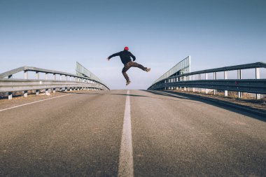 komuta sizde boş yol - yön ve Özgürlük kavramı - seyyah yolculuk tutkusu - moody tarzı görüntü üzerinde