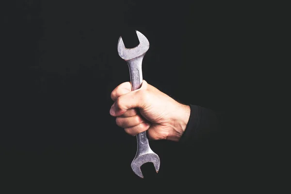 Έννοια Υπηρεσιών Συντήρησης Εργαλεία Στο Ένα Χέρι Άνθρωπος Κλειδί — Φωτογραφία Αρχείου