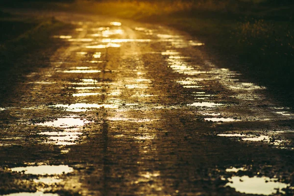 アット サンセット 道路のコンセプトを道路に汚い田舎道 — ストック写真
