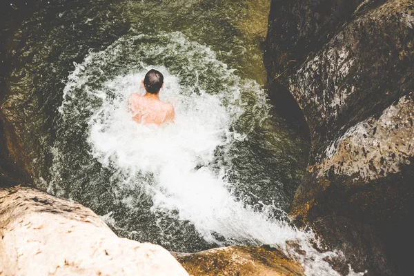 Giovane Ragazzo Divertirsi Piccolo Fiume Attività Estive All Aperto Divertimento — Foto Stock