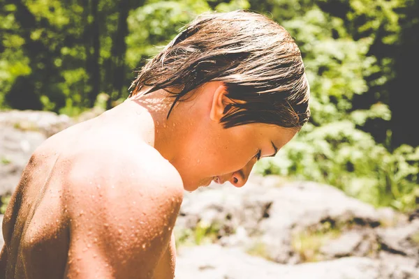 Молодий Хлопчик Розважається Маленькій Річці Літні Заходи Відкритому Повітрі Розваги — стокове фото