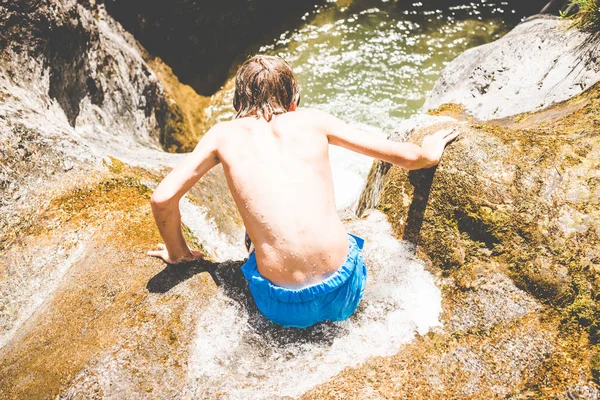 若い男の子は性質の概念で小さな川 夏の屋外活動の楽しい楽しい時を過す — ストック写真