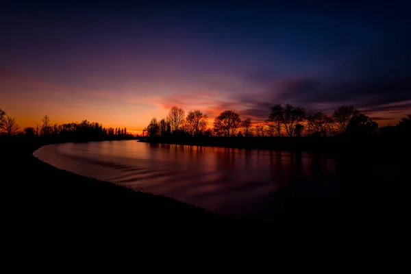 Schöner Wasserfluss Bei Sonnenuntergang — Stockfoto