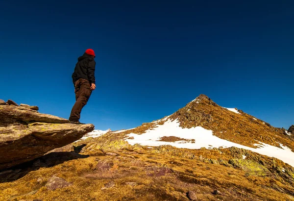 Uomo Escursionista Contemplare Paesaggio Montagna Tempo Staccare Concetto — Foto Stock