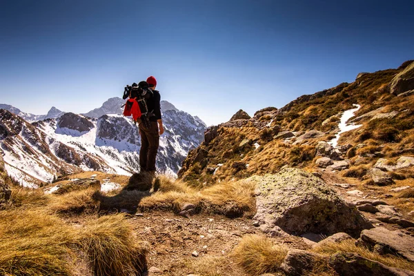 Uomo Escursionista Contemplare Paesaggio Montagna Tempo Staccare Concetto — Foto Stock