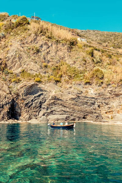 ヴェルナッツァイタリア 2019 観光ボートは ヴェルナッツァの港に入ります チンクエ テッレ イタリアンリビエラリグーリア州 イタリア 有名なイタリアの旅行先 — ストック写真