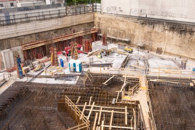 Milano, İtalya - 22 Nisan 2019: Porta Garibaldi semtinde Mca Mario Cucinella Architects tarafından tasarlanan yeni gökdelen Unipol Genel Merkezi'nin şantiyesi, Piazza Gae Aulenti. Alt yapı aşaması.