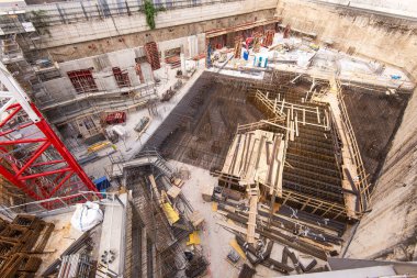 Milano, İtalya - 22 Nisan 2019: Porta Garibaldi semtinde Mca Mario Cucinella Architects tarafından tasarlanan yeni gökdelen Unipol Genel Merkezi'nin şantiyesi, Piazza Gae Aulenti. Alt yapı aşaması.