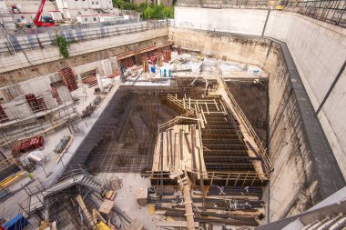 Milano, İtalya - 22 Nisan 2019: Porta Garibaldi semtinde Mca Mario Cucinella Architects tarafından tasarlanan yeni gökdelen Unipol Genel Merkezi'nin şantiyesi, Piazza Gae Aulenti. Alt yapı aşaması.