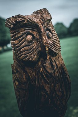 Vaprio D'Adda, İtalya - 05 Mayıs 2019: Baykuşlar Festivali, elektrikli testerelerle yapılan baykuş heykelleri, küçük sevimli baykuş - kasıtlı filtrelenmiş görüntü - sevimli hayvanlar