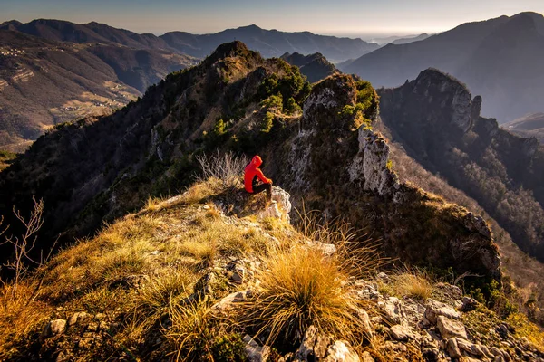 Uomo Escursionista Contemplare Paesaggio Montagna Tempo Staccare Concetto — Foto Stock