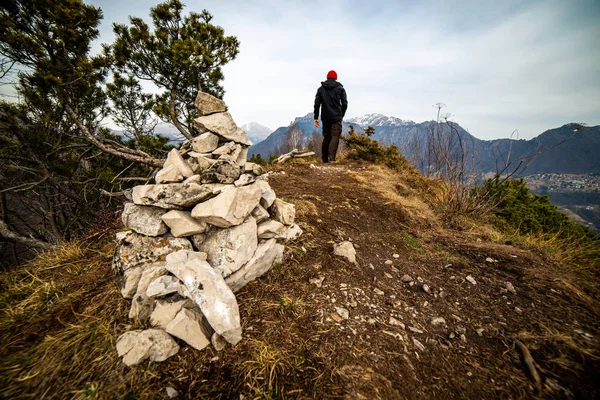 Uomo Escursionista Piedi Montagna Tempo Staccare Concetto — Foto Stock