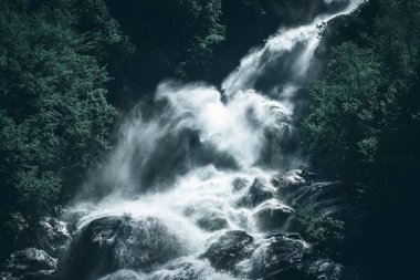 bir şelale su gücü - karanlık ruh hali tarzı görüntü