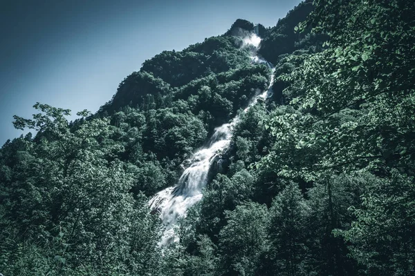 滝の水の力 暗い気分スタイルの画像 — ストック写真