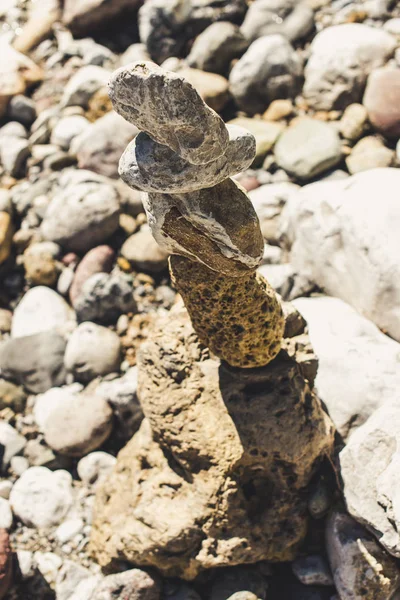 Piedras Zen Pirámide Equilibrio Una Playa Guijarros Del Río Concepto — Foto de Stock