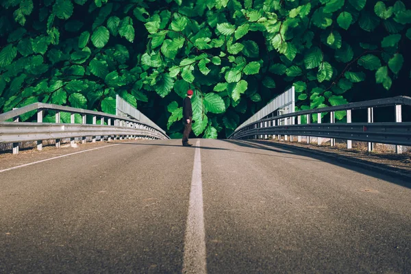 L'homme sur la route du monde vert - économie verte durable et renouvelable — Photo