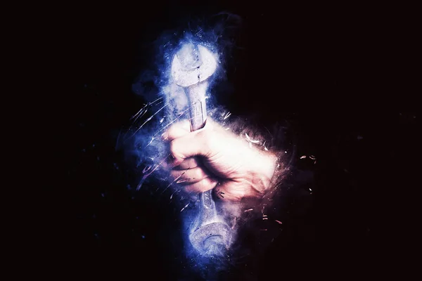 Гаечный ключ - инструменты в мужской руке - на черном фоне — стоковое фото