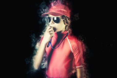 Siyah arka planda ıslık çalan genç cankurtaran.