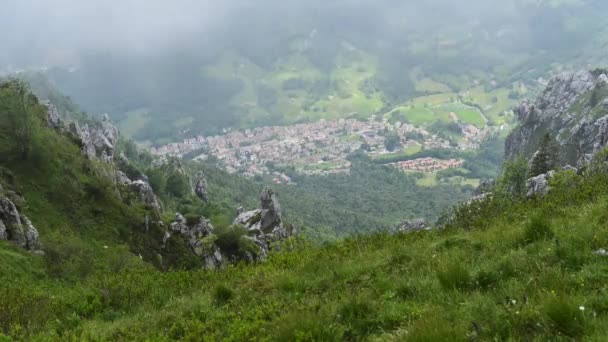 ハイキング中に上から山の村の景色タイムラプスビデオクリップ — ストック動画