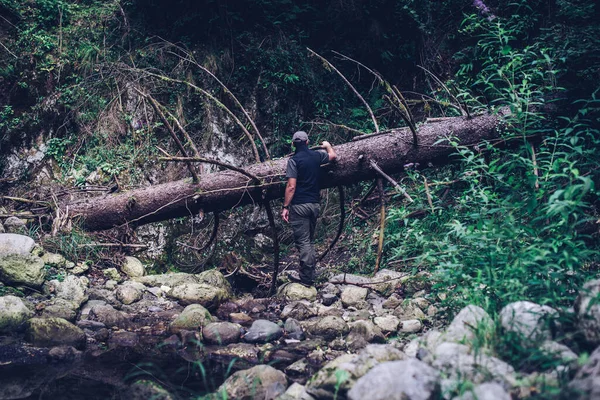 人类探索野生的小山谷 — 图库照片