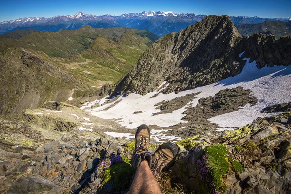 Homem Caminhante Descansar Durante Uma Caminhada Montanha Contemplar Panorama — Fotografia de Stock