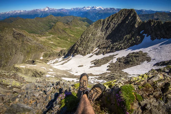 Muž Turista Odpočinek Během Trekking Horách Kontemplace Panorama Stock Obrázky