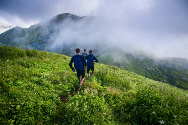 Bir Dağ Yürüyüşü Sırasında Insanlar Sağlıklı Yaşam Biçimi Kavramına Sahiptirler Stok Resim
