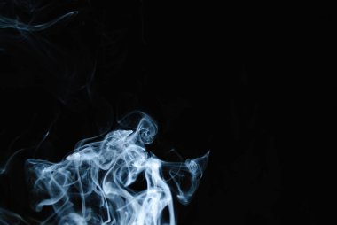 dumanı siyah arkaplanda
