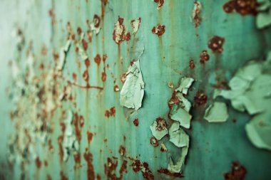 Arka plan, eski metal plaka pas ile kaplıdır